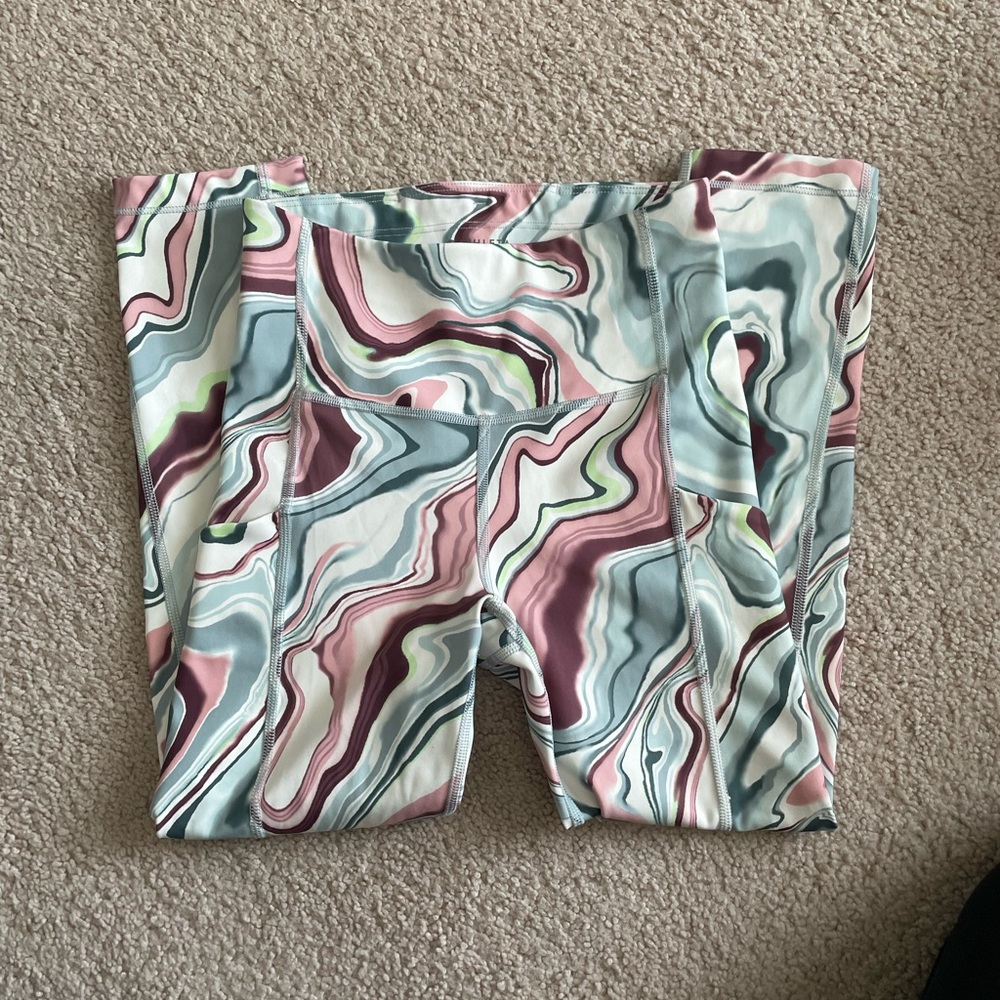 Athleta Ultimate Stash Pocket Printed Capri - Picture 6 of 11
